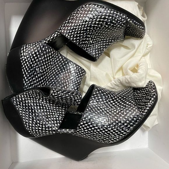 HOST PICK!! 💖 BALENCIAGA Snakeskin Wedge Sandals - Picture 7 of 9